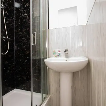 2 - Stylish Private In A Shared House Apartment *
