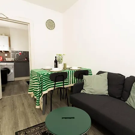 2 - Stylish Private In A Shared House Apartment *