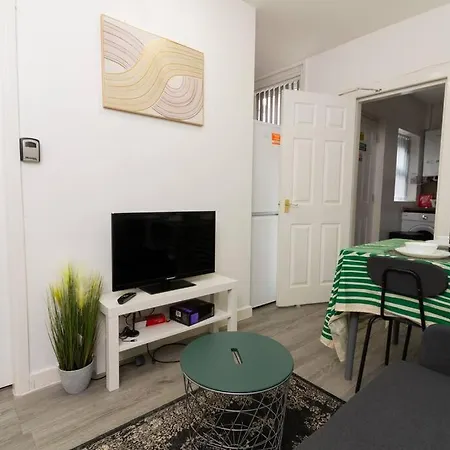 2 - Stylish Private In A Shared House Apartment