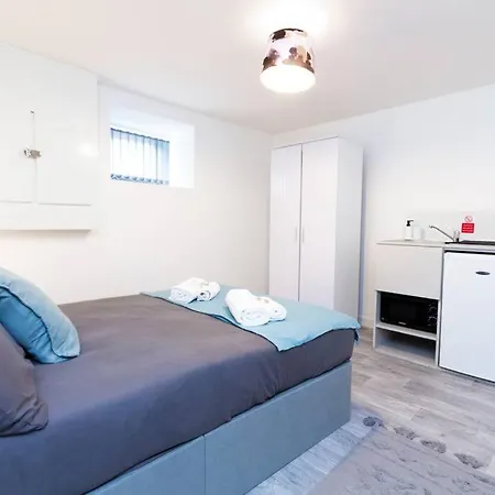2 - Stylish Private In A Shared House Apartment Sheffield