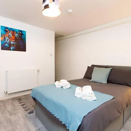 2 - Stylish Private In A Shared House